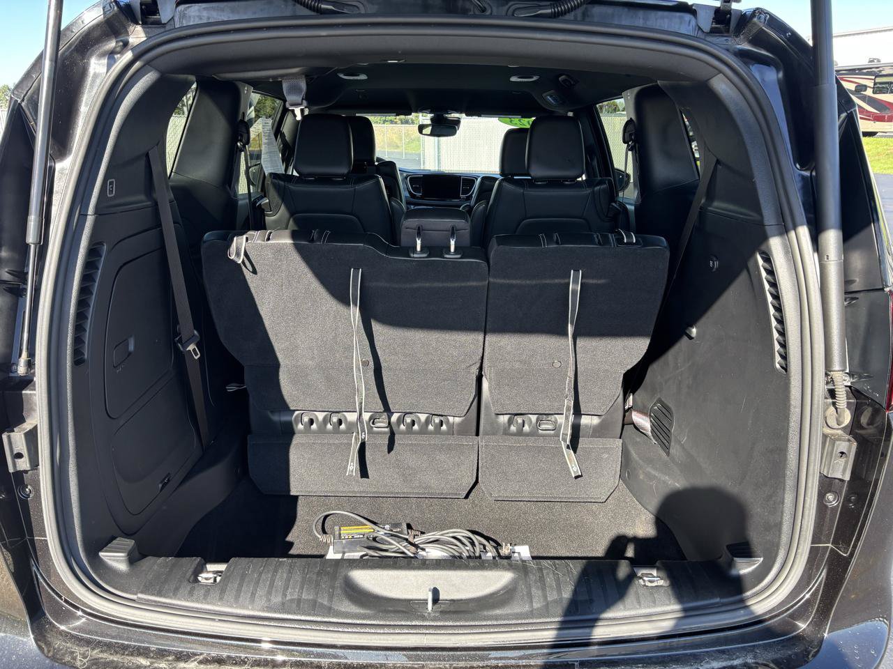 Used 2023 Chrysler Pacifica Touring-L w/ Uconnect Theater Family Group FWD image 12