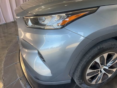 Used 2020 Toyota Highlander XLE AWD/4WD image 12