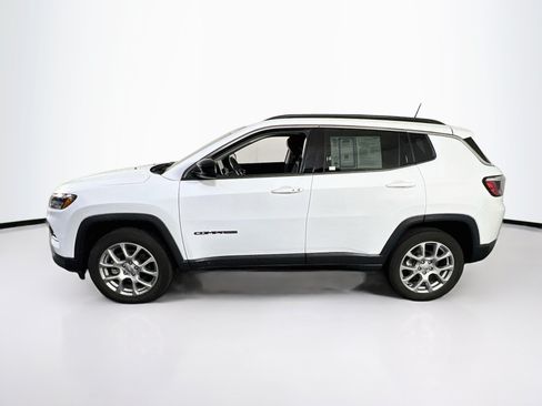 Used 2022 Jeep Compass Latitude w/ Sun and Sound Group AWD/4WD image 8