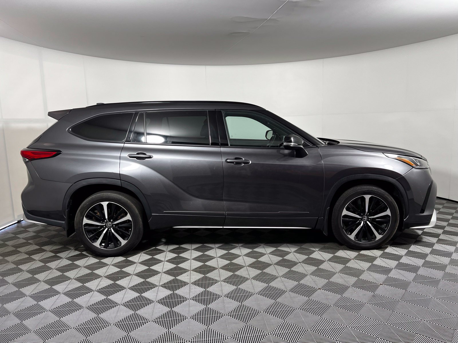 Used 2021 Toyota Highlander XSE AWD/4WD image 4