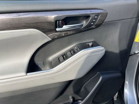 Used 2025 Toyota Highlander Limited image 11