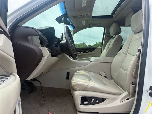 Used 2017 Cadillac Escalade Luxury AWD/4WD image 3