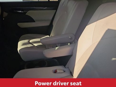 Used 2021 Toyota Highlander Limited image 19