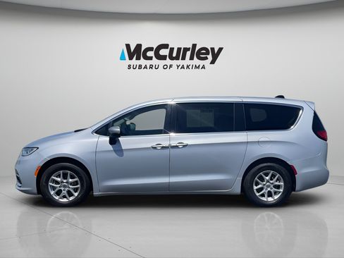 Used 2023 Chrysler Pacifica Touring-L FWD image 3