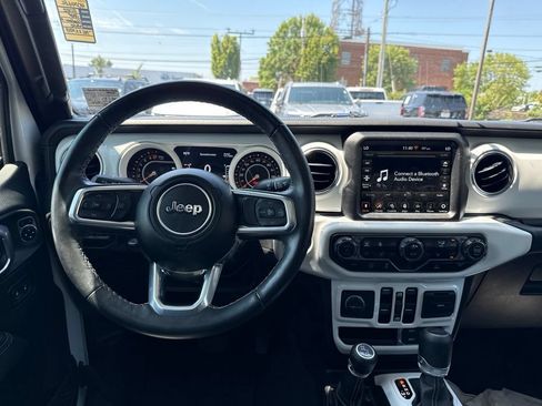Used 2022 Jeep Gladiator Overland w/ Cold Weather Group AWD/4WD image 16