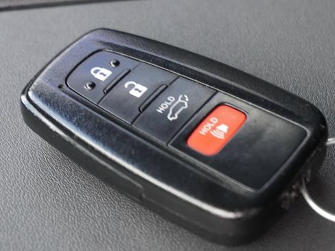 Used 2021 Toyota Highlander XLE FWD image 31