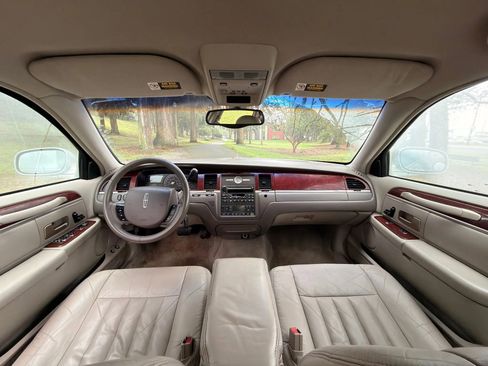 Used 2005 Lincoln Town Car Signature image 43