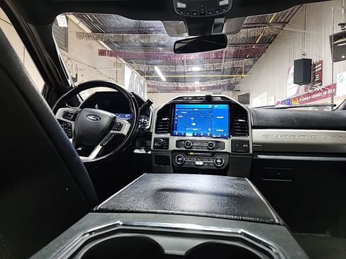 Used 2022 Ford F250 Lariat w/ Black Appearance Package image 9