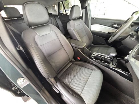 Used 2025 Chevrolet Trax LT FWD image 36