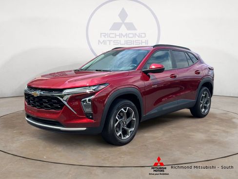 Used 2025 Chevrolet Trax LT FWD image 7