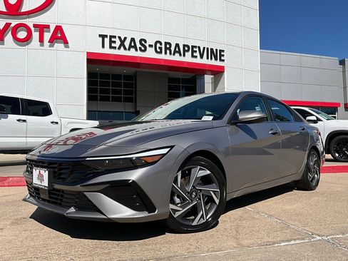 Used 2025 Hyundai Elantra Limited image 2