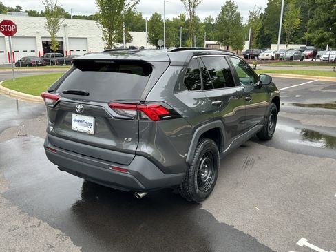 Used 2021 Toyota RAV4 LE FWD image 13