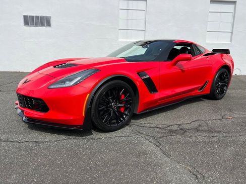 Used 2015 Chevrolet Corvette Z06 w/ 3LZ Preferred Equipment Group image 2