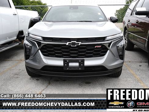 Used 2025 Chevrolet Trax RS w/ Driver Confidence Package FWD image 3