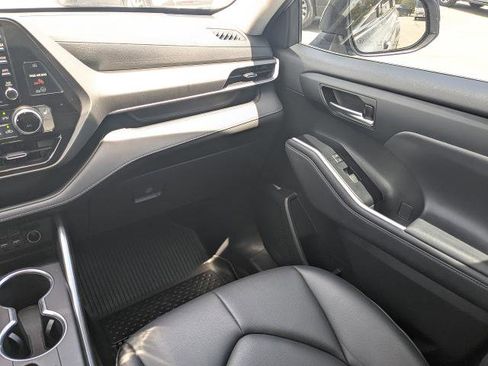 Used 2021 Toyota Highlander XLE FWD image 19