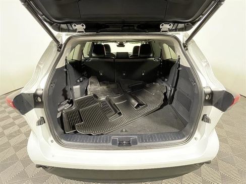 Used 2023 Toyota Highlander XLE AWD/4WD image 24
