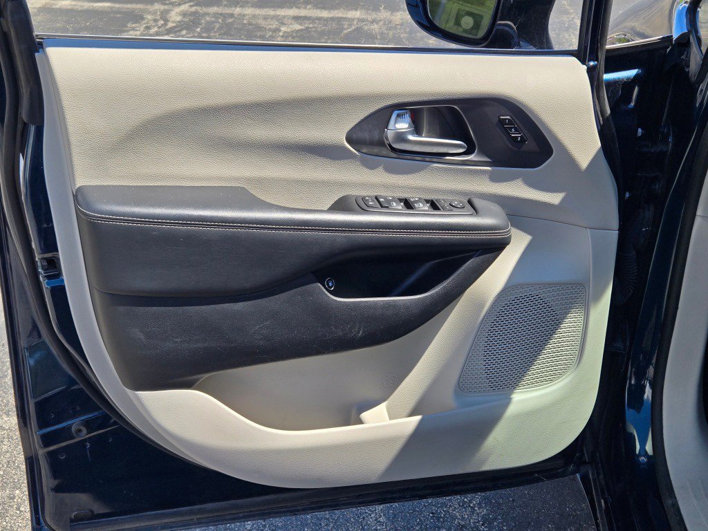 Used 2024 Chrysler Pacifica Limited FWD image 20