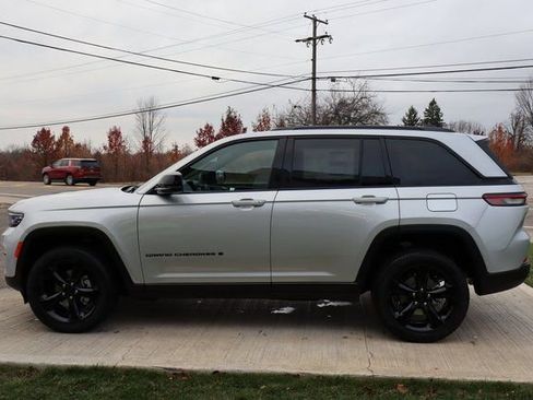 New 2025 Jeep Grand Cherokee Altitude image 24