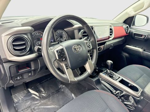 Used 2018 Toyota Tacoma SR5 AWD/4WD image 18