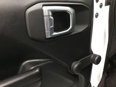 Used 2021 Jeep Gladiator Sport image 7