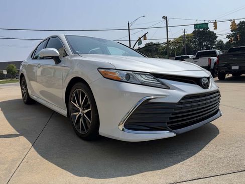 Used 2022 Toyota Camry XLE FWD image 4