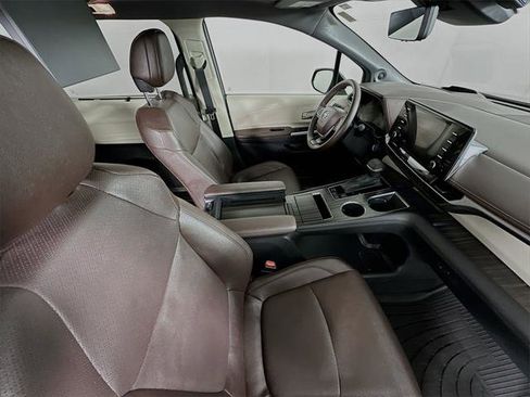 Certified 2024 Toyota Sienna Platinum image 31