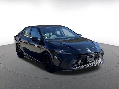 Used 2025 Toyota Camry SE image 2