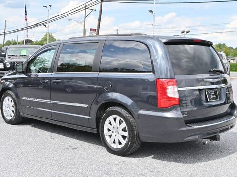 Used 2014 Chrysler Town & Country Touring FWD image 9