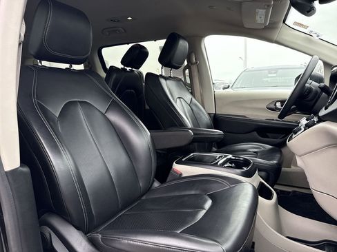 Used 2023 Chrysler Pacifica Touring-L image 25