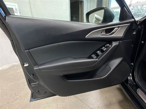 Used 2018 MAZDA MAZDA3 Sport FWD image 10