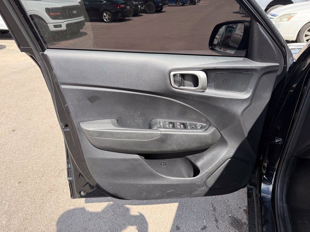 Used 2025 Hyundai Venue SE FWD image 6