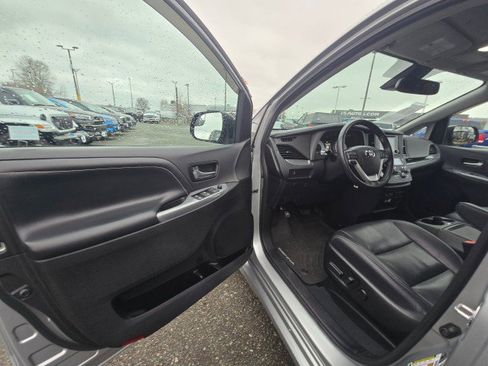 Used 2020 Toyota Sienna SE image 23