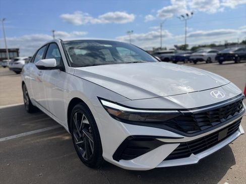 New 2025 Hyundai Elantra Limited image 4