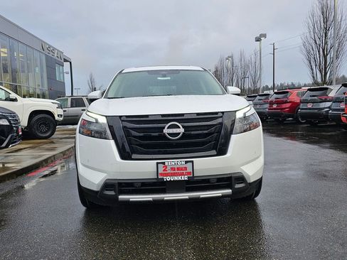New 2025 Nissan Pathfinder Platinum image 2