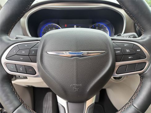 Used 2018 Chrysler Pacifica Touring-L Plus FWD image 12
