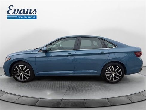Used 2025 Volkswagen Jetta SE w/ Sunroof Package image 2