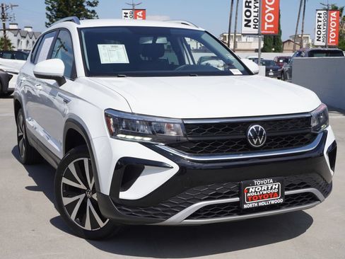 Used 2022 Volkswagen Taos SE FWD image 2