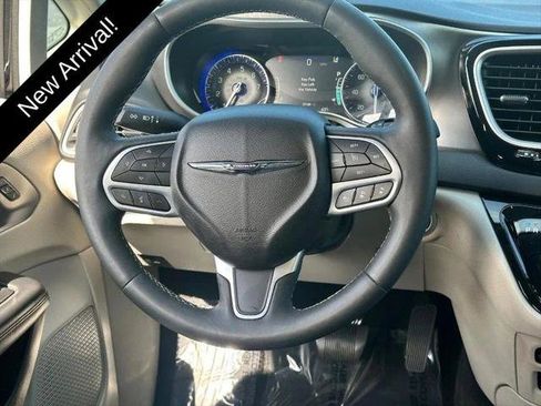Certified 2024 Chrysler Pacifica Touring-L FWD image 13