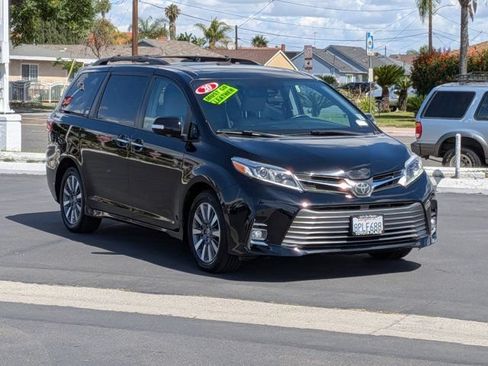 Used 2020 Toyota Sienna Limited w/ Carpet Mat Package FWD image 3