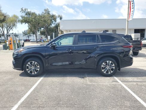 Used 2025 Toyota Highlander XLE image 6