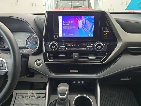 Used 2024 Toyota Highlander XLE image 17