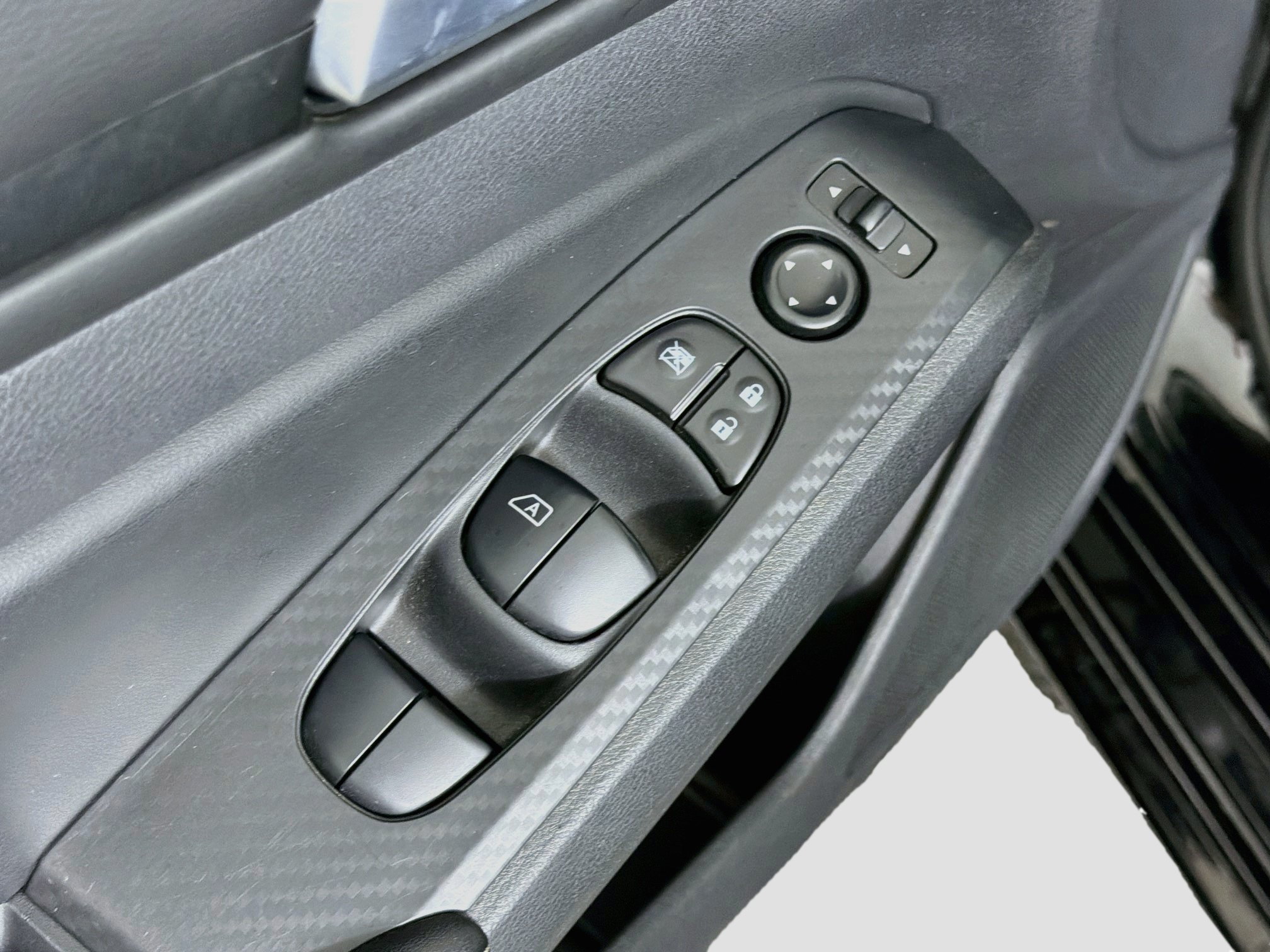Used 2025 Nissan Altima 2.5 SV FWD image 15