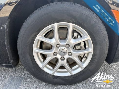 Used 2024 Chrysler Pacifica Touring-L FWD image 12