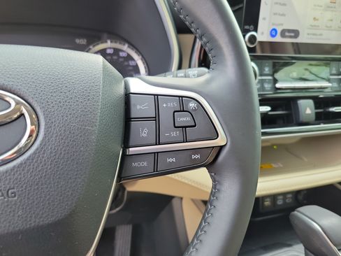 Used 2023 Toyota Highlander XLE FWD image 18