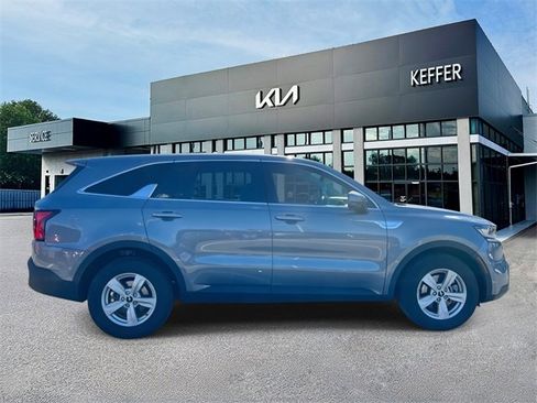 Used 2023 Kia Sorento LX image 5