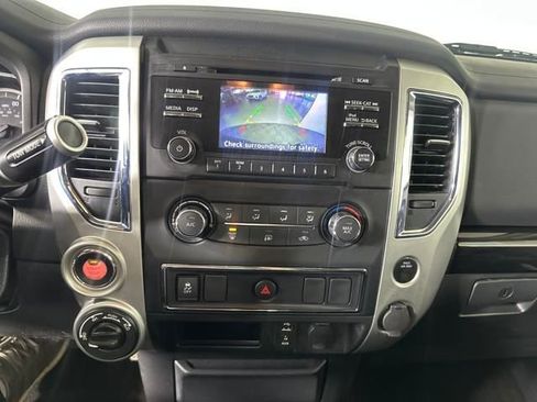 Used 2018 Nissan Titan SV image 21