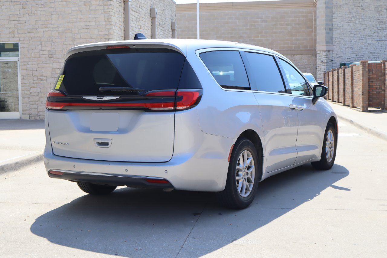 Used 2024 Chrysler Pacifica Touring-L FWD image 3
