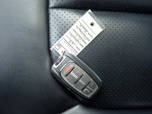 Used 2023 Chrysler Pacifica Touring-L image 30