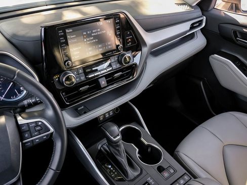 Used 2022 Toyota Highlander XLE image 34