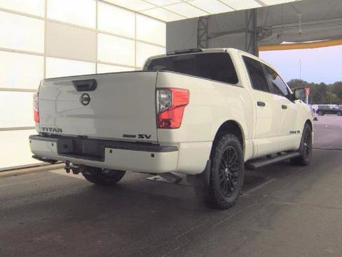 Used 2018 Nissan Titan SV w/ SV Convenience Package RWD image 2